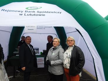 W Lututowie ustanowili rekord w najdłuższej linii z monet - do nietypowej akcji charytatywnej zaprosił Rejonowy Bank Spółdzielczy